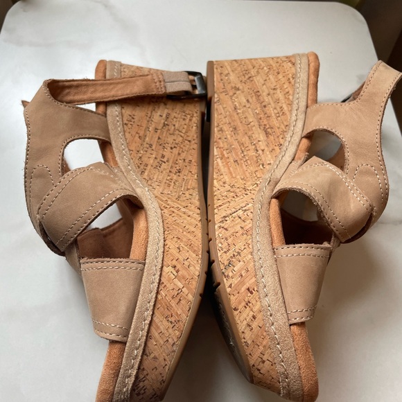 Clark’s Shoes Tan Suede Sandals dress shoe size 7.5 WIDE WIDTH like new - Picture 5 of 6